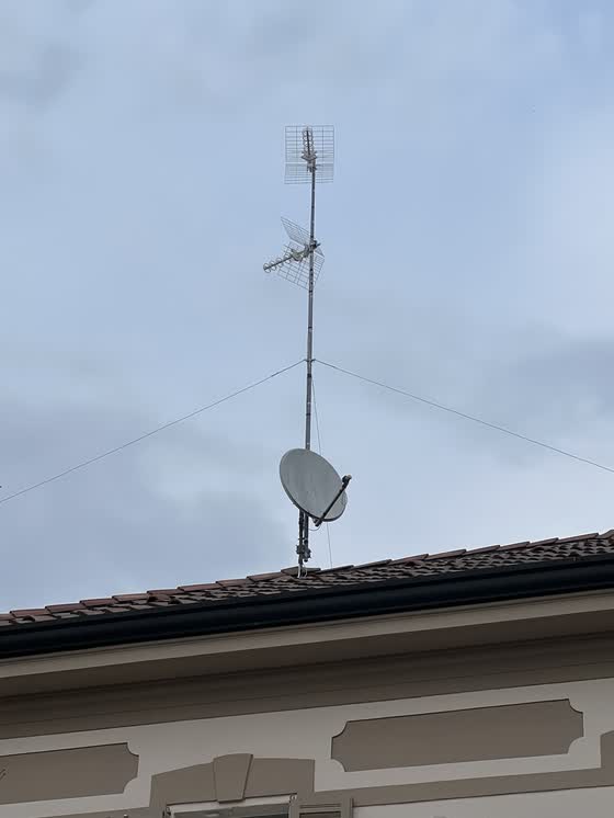 Antenna TV e parabola satellitare installate sul tetto