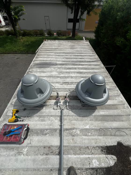 Antenne e sfiati montati sul tetto di un furgone attrezzato