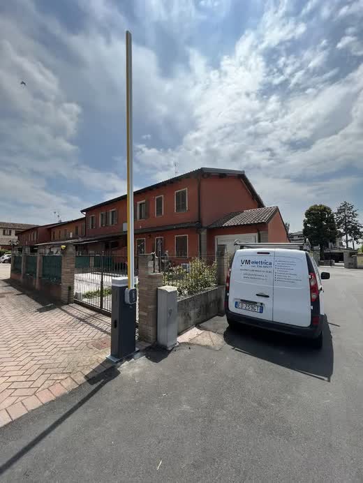 Furgone VM Elettrica davanti a un cancello automatico