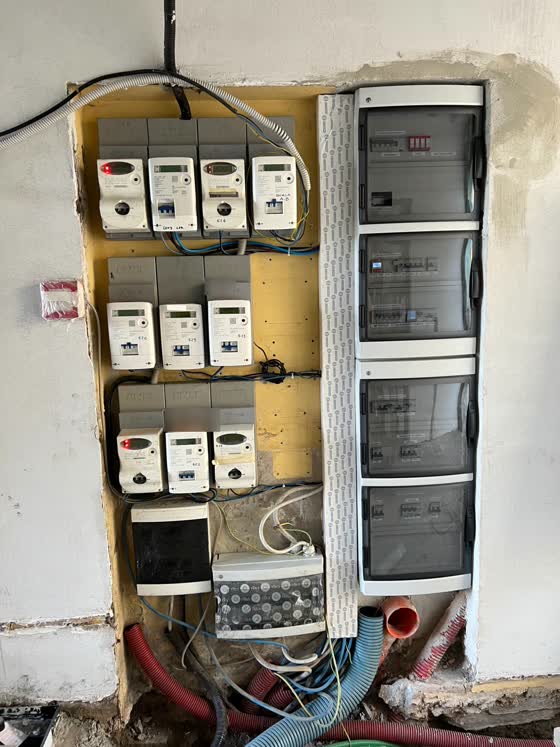 Locale contatori di un condominio con quadro fotovoltaico
