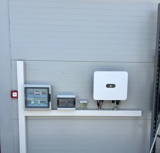 Inverter e quadro fotovoltaico installati a parete