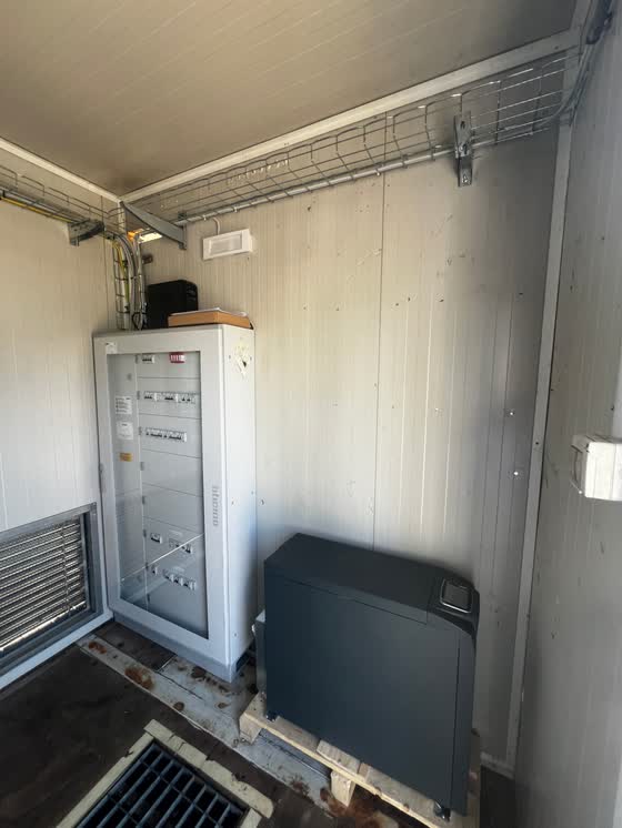 Locale tecnico con armadio quadri e batteria di accumulo