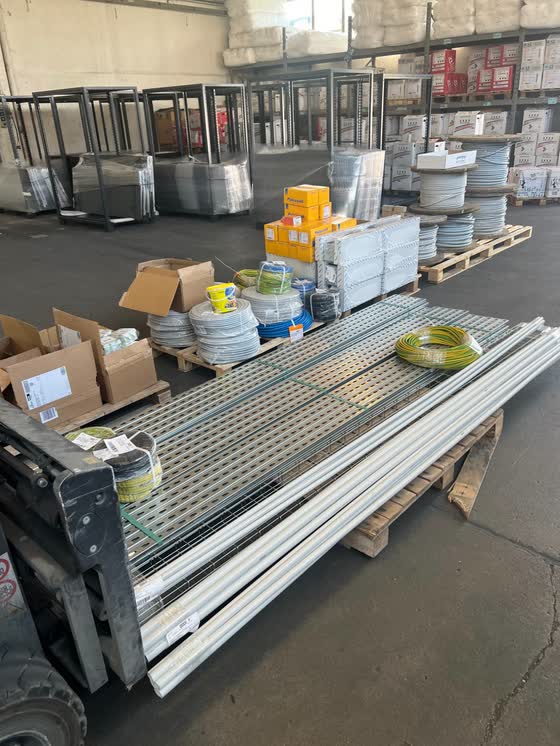 Magazzino con canaline e materiale elettrico pronto per l'installazione