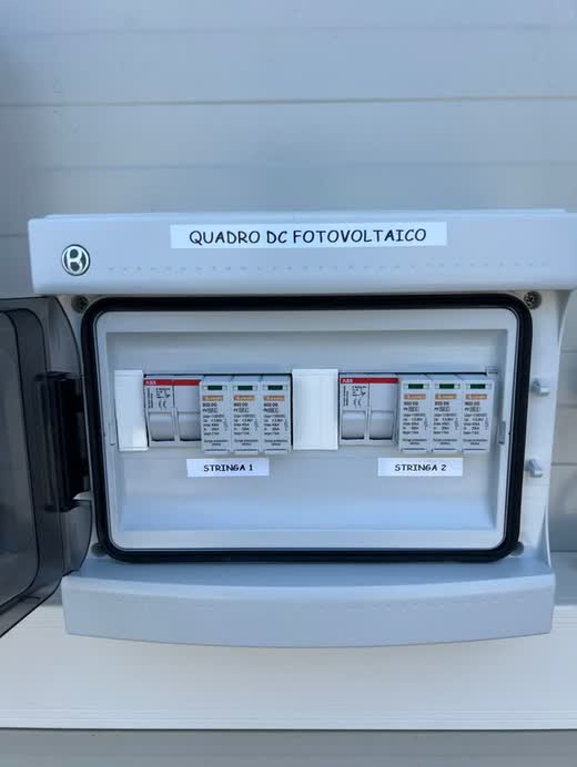 Quadro DC fotovoltaico con scaricatori di sovratensione per due stringhe
