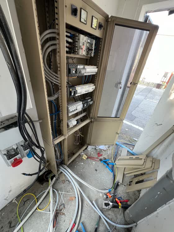 Quadro elettrico industriale aperto durante l'installazione