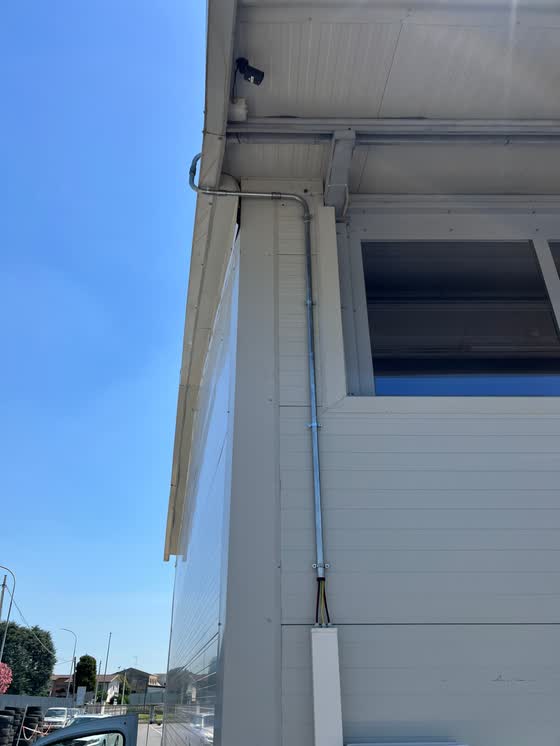 Telecamera di videosorveglianza installata sotto la grondaia
