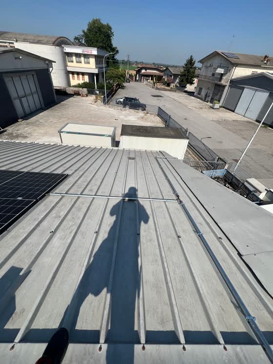 Pannelli fotovoltaici installati sul tetto di un capannone